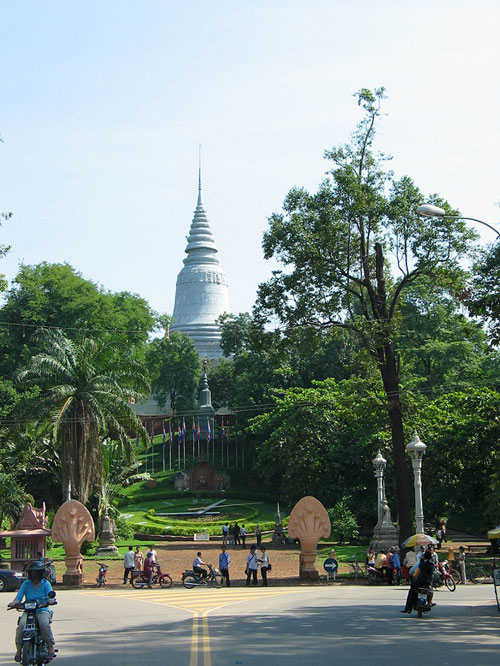 http://www.cambodiamuseum.info/image/information_visitors/images/wat_phnom_big.jpg